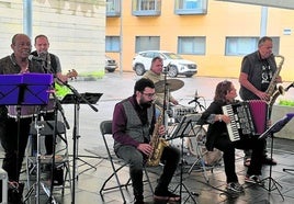 Orkestrina Band Jazpana ofreció ritmos alegres en su concierto para la memoria.