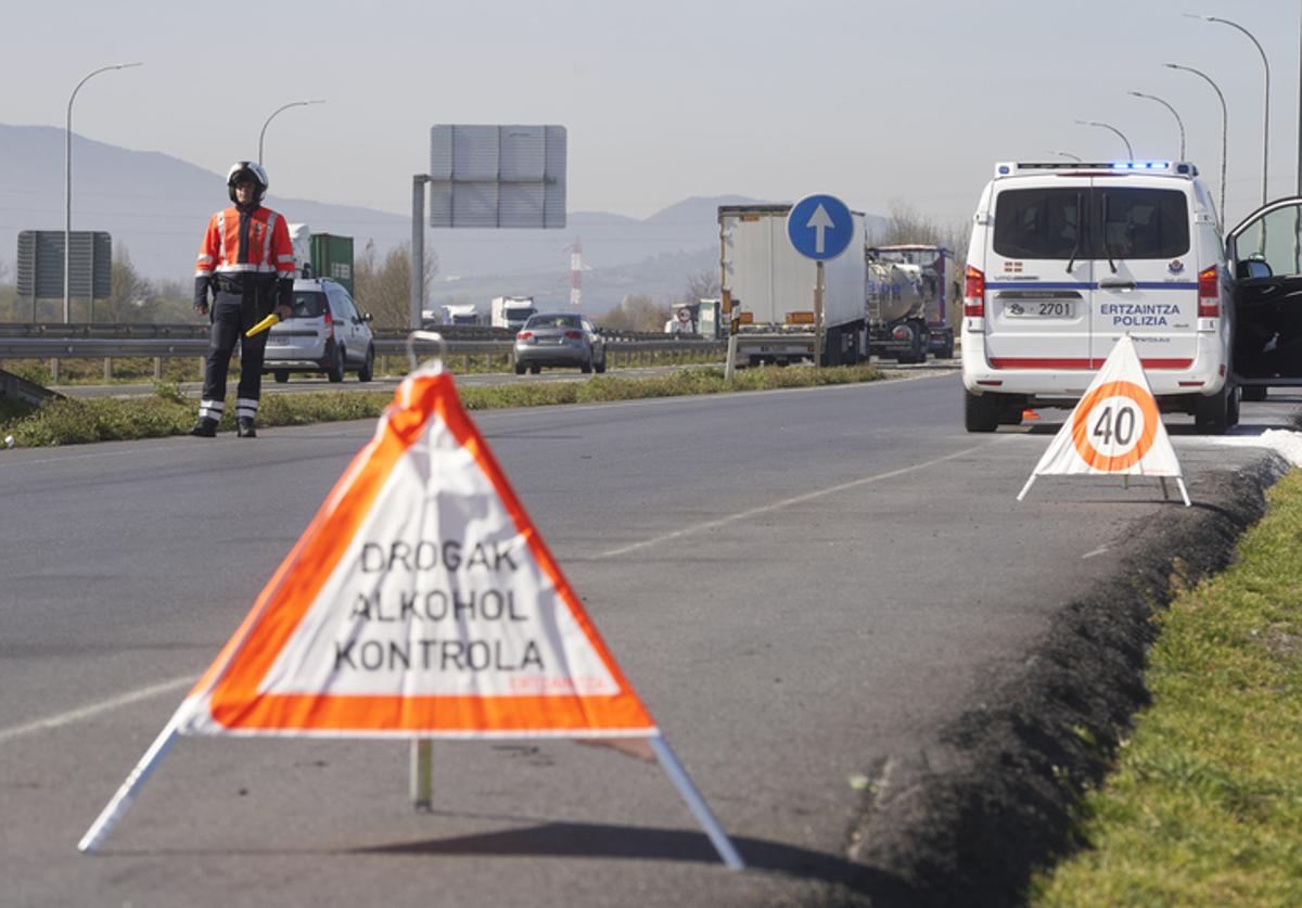 Ertzaintza y policías locales intensificarán los controles de alcohol y drogas durante los meses de verano