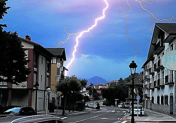 Los rayos atraviesan el cielo de Irura, este pasado miércoles.