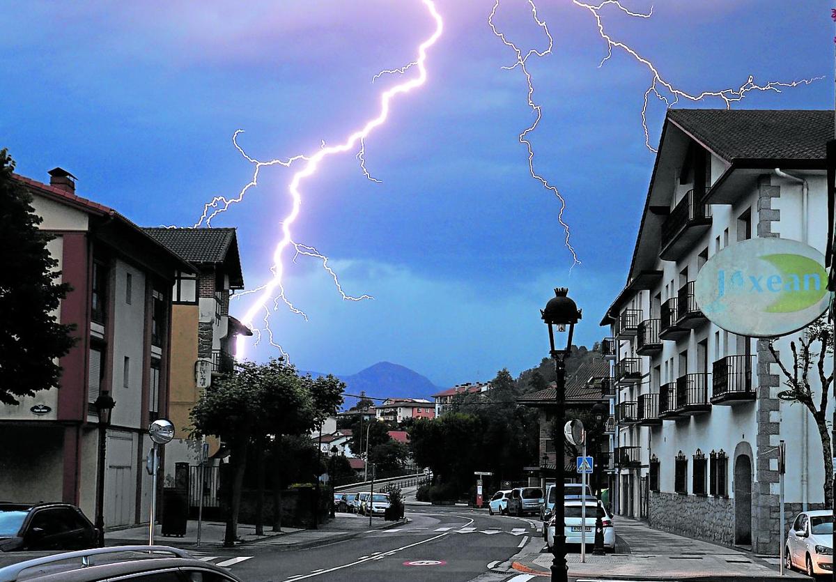 Los rayos atraviesan el cielo de Irura, este pasado miércoles.