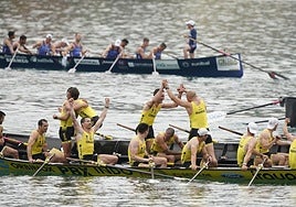 Los remeros de Orio celebran su victoria en Castro que les permite volver a ganar el Campeonato de España 26 años después.