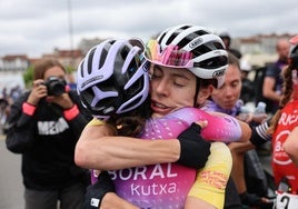 Ane Santesteban y Usoa Ostolaza se abrazan tras la victoria en el Tour de los Pirineos.
