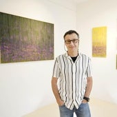 El pintor, en uno de los rincones de la galería situada en la Parte Vieja donostiarra.