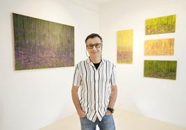 El pintor, en uno de los rincones de la galería situada en la Parte Vieja donostiarra.