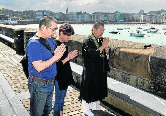 El alma de Tsunehiko Yoshida, un japonés muy donostiarra que no pudo cumplir el sueño de vivir en Donostia, permanece para siempre en la ciudad. Un monje budista venido desde Japón celebró ayer un rito en honor de este hombre, ya fallecido, y que es padre de Akari Karube, hostelera que gestiona el restaurante Akari, junto a su marido Hitoshi en Amara Zaharra.