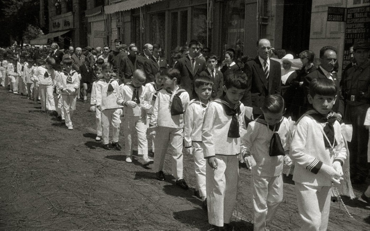Niños de Primera Comunión en la procesión del Corpus de 1960.