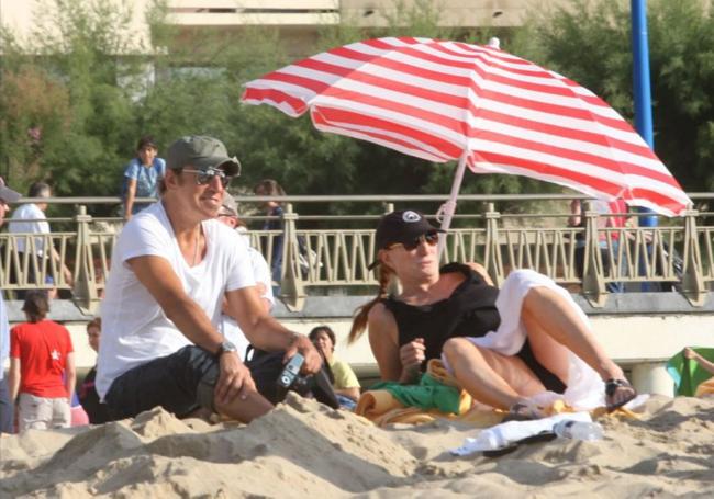 Con Patti en la playa. Era 2008, en su primera visita a Donostia, aparte de actuar tuvo tiempo de ir a la Zurriola con su compañera de vida y de escenario, Patti Scialfa.