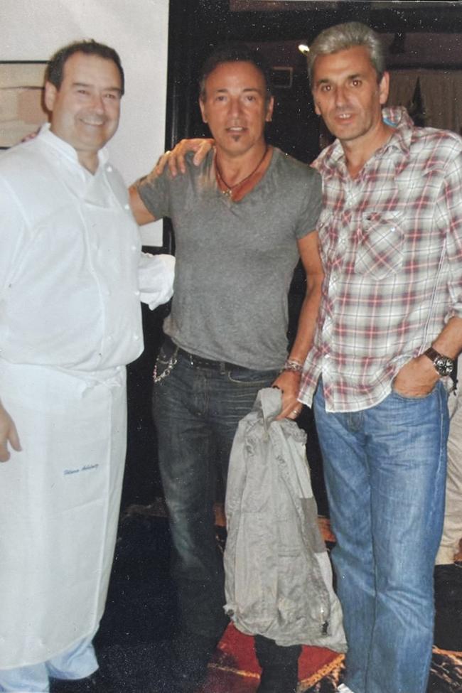 La 'inolvidable' cena del Zuberoa. Entre Hilario Arbelaitz e Iñigo Argomaniz, Springsteen tras la cena en 2009 en la terraza del tristemente desaparecido Zuberoa de Oiartzun.
