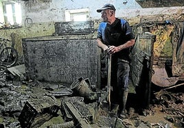 Iñaki posa en el establo de su caserío, una de las zonas más afectadas.