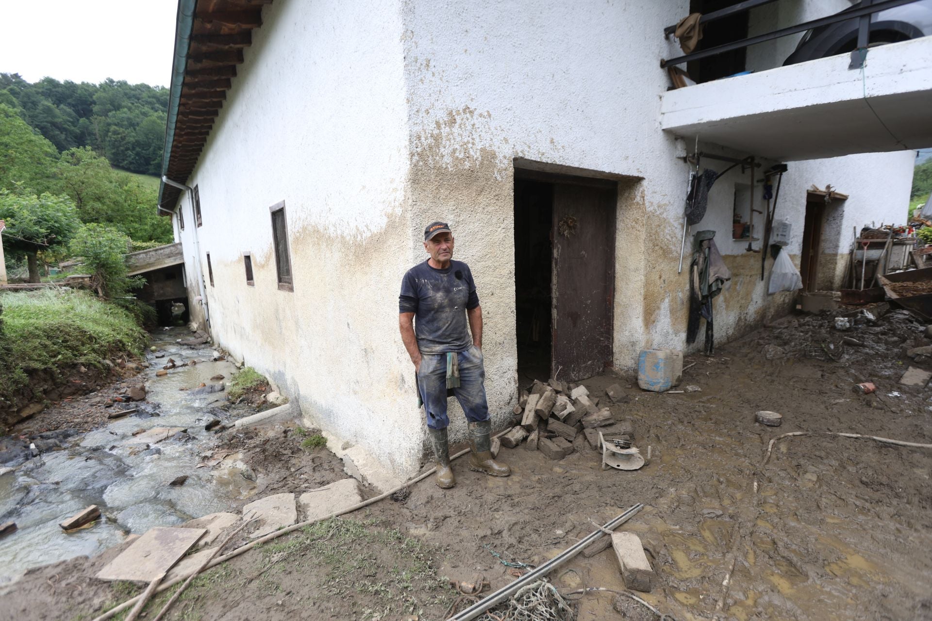 Agua, barro y boquetes: las imágenes del caserío de Iñaki Oria arrasado por la tormenta