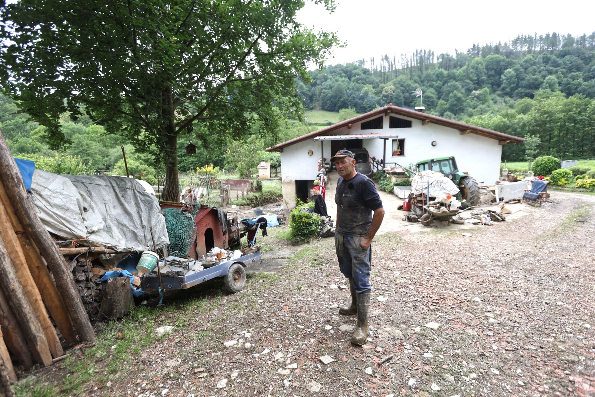 Agua, barro y boquetes: las imágenes del caserío de Iñaki Oria arrasado por la tormenta