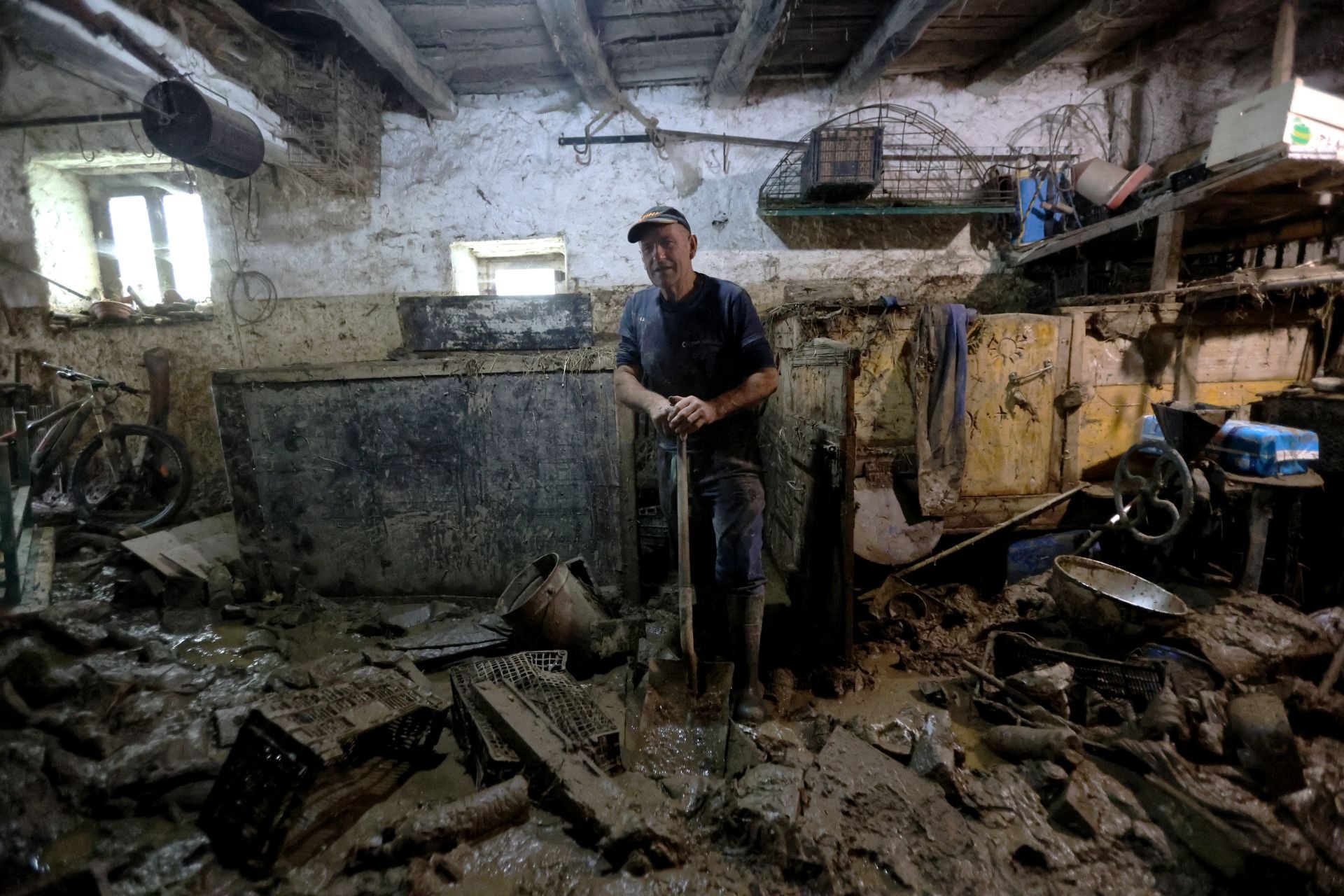 Agua, barro y boquetes: las imágenes del caserío de Iñaki Oria arrasado por la tormenta