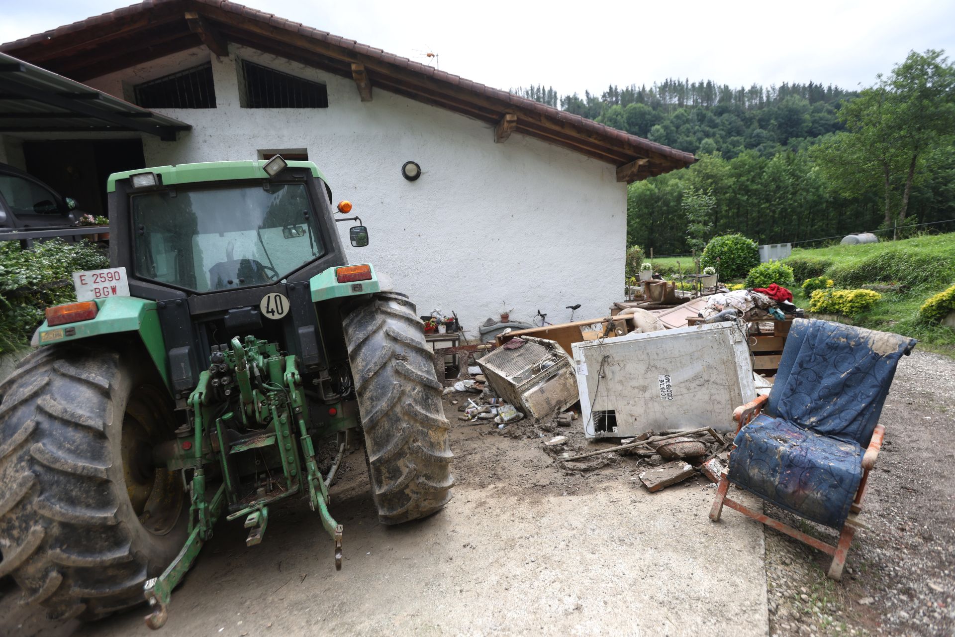 Agua, barro y boquetes: las imágenes del caserío de Iñaki Oria arrasado por la tormenta