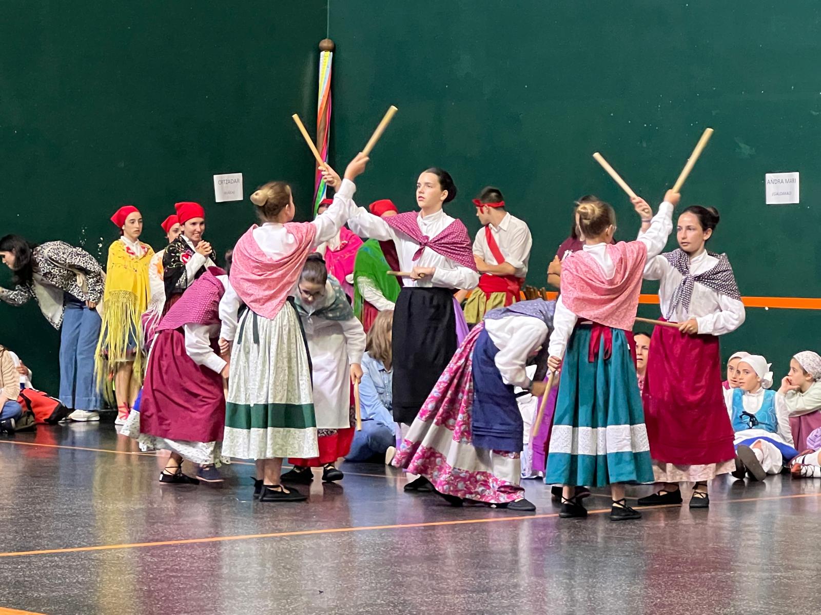 Dantzari txikien ikuskizun ederra