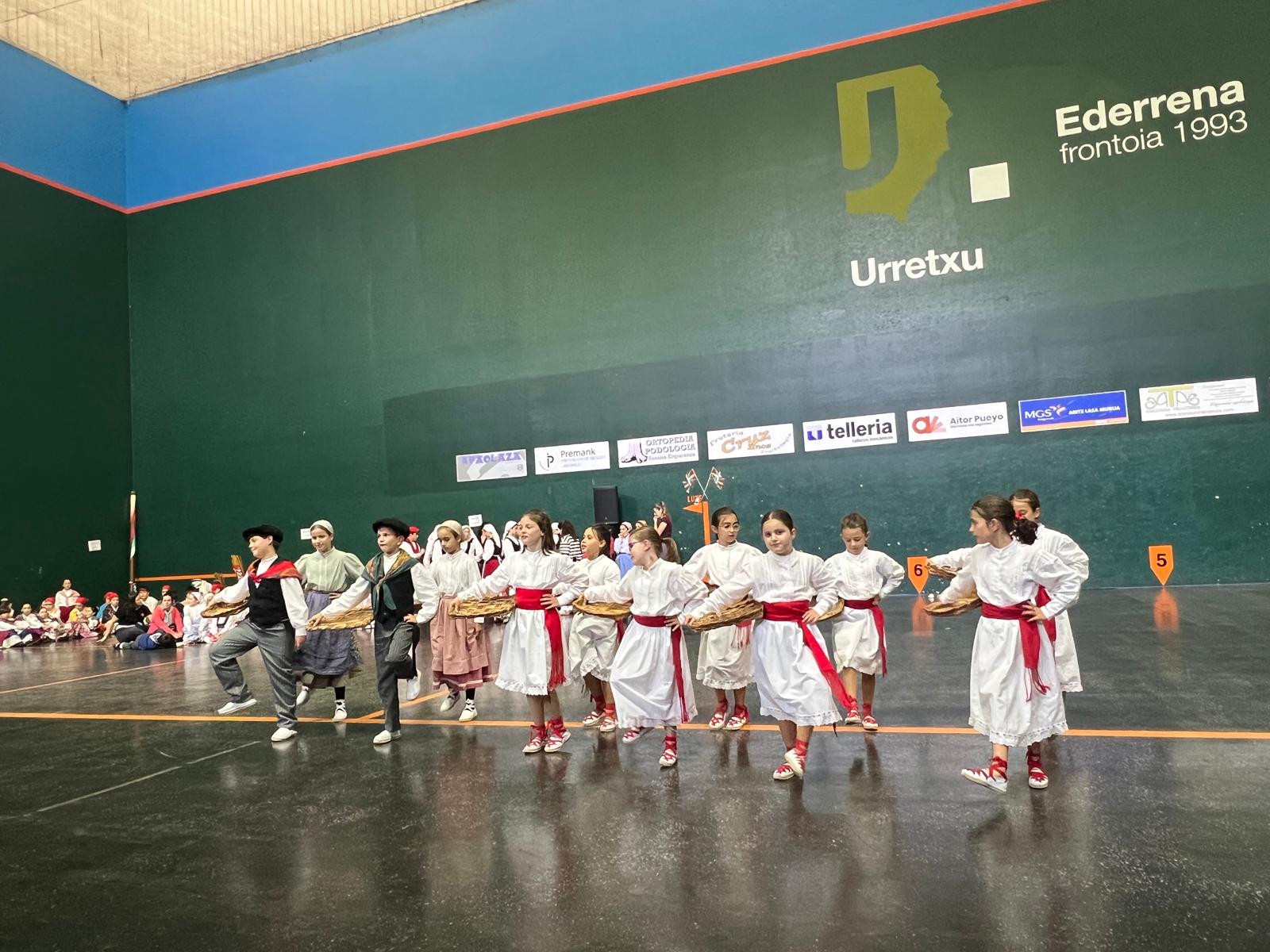 Dantzari txikien ikuskizun ederra