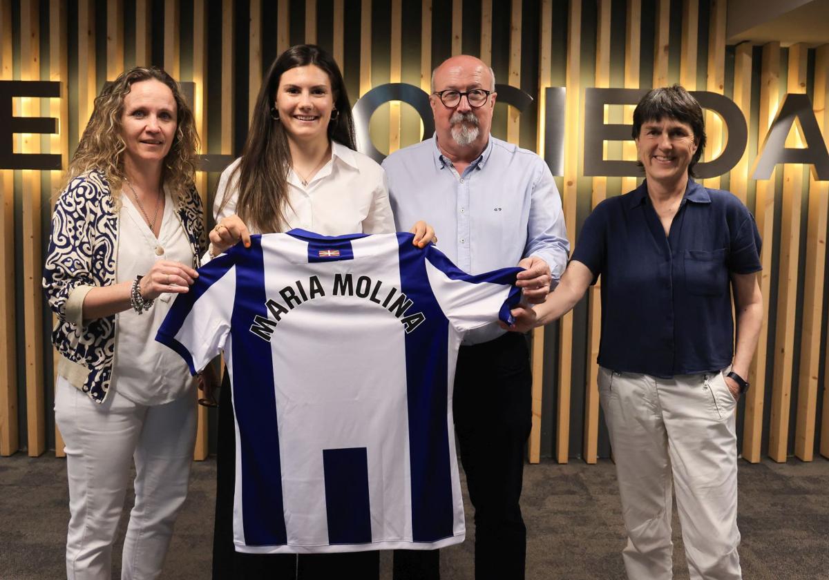 María Molina, con su nueva camiseta junto a la la responsable de fútbol femenino élite Maider Castillo, el consejero Álex Uranga y la responsable de fútbol femenino, Garbiñe Etxeberria