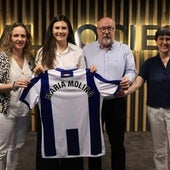 María Molina, con su nueva camiseta junto a la la responsable de fútbol femenino élite Maider Castillo, el consejero Álex Uranga y la responsable de fútbol femenino, Garbiñe Etxeberria