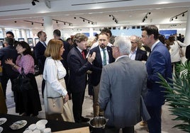Denis Itxaso y José Ignacio Asensio (de espaldas) charlan con Eneko Andueza durante el Encuentro con el lehendakari del viernes en DV.