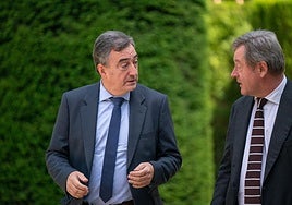 Aitor Esteban junto a Bingen Zupiria este lunes en Ajuria Enea.