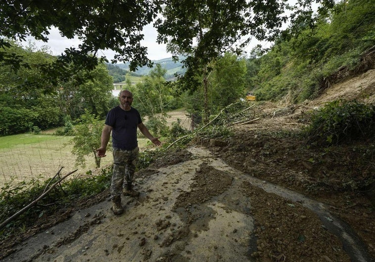 Patxi Ulanga observa el estado en el que ha quedado el camino de acceso al caserío Larrunbe.