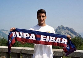 Lander Olaetxea ya luce la bufanda del Eibar.