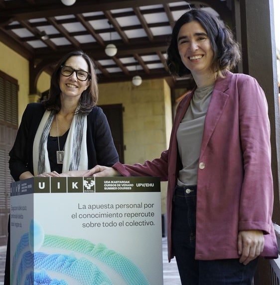 Paola Uccelli, acompañada de la directora de su curso, Oihana Leonet, en el Palacio Miramar.