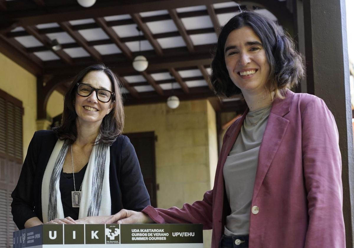 Paola Uccelli, acompañada de la directora de su curso, Oihana Leonet, en el Palacio Miramar.