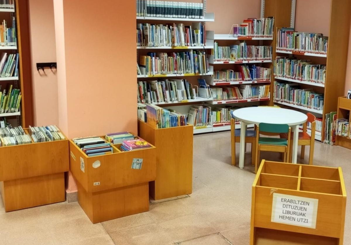 Vista parcial de la biblioteca infantil y juvenil de Deba.