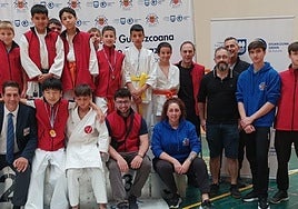 Componentes del club local y medallistas en el festival celebrado en Azpeitia.