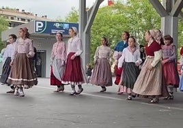 Los dantzaris llenaron  las calles