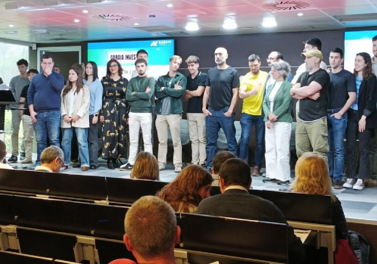 Talde irabazleetako ordezkariak sari banaketa egunean antolatzeaileekin batera.