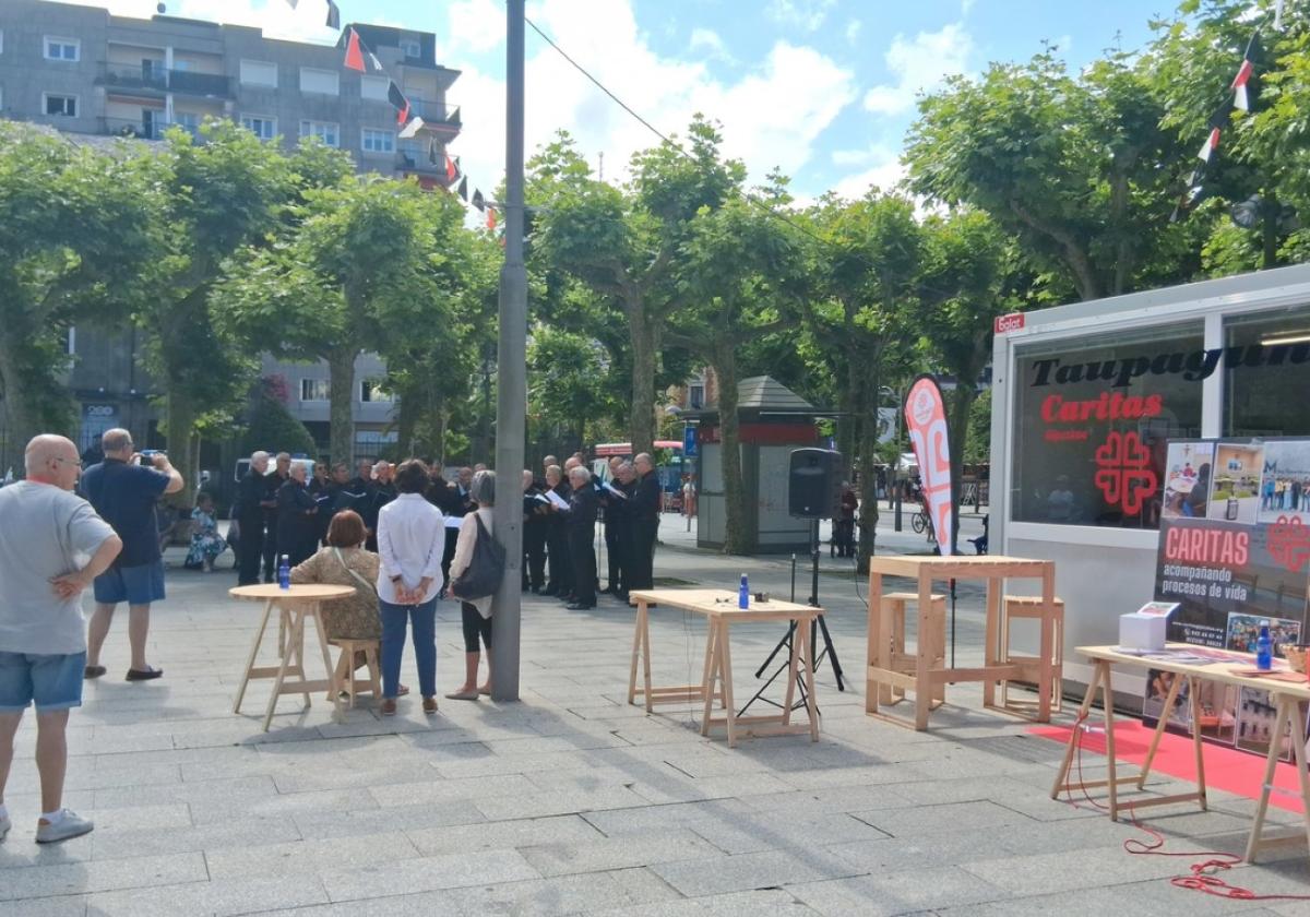 El coro Atzokoak participó en el acto de apertura este lunes por la mañana.
