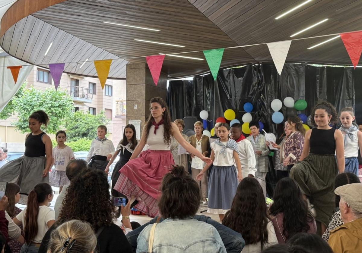 Los estudiantes de San Andrés fueron los encargados de dar inicio a la exhibición de danza, acompañados por el coro local Urmaiz.