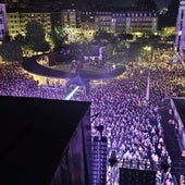 La plaza de San Juan volvió a llenarse en el concierto de sábado prefiestas esta vez con 14.000 personas según la estimación de la Policía Local.