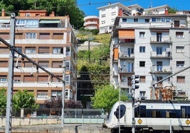 El ascensor, ahora en construcción, partirá de la calle de la Salud y alcanzará la parte alta de la calle San Roke