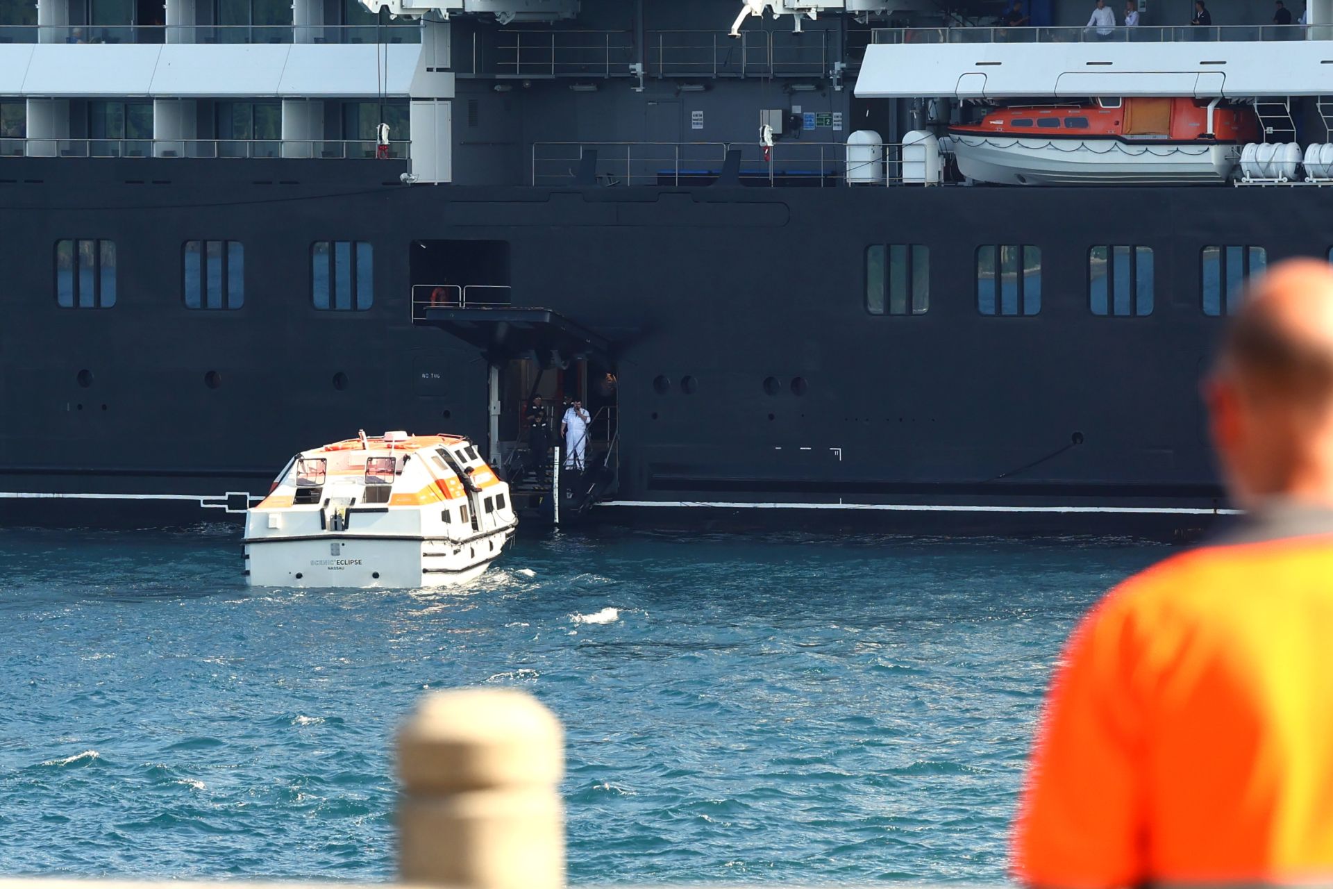 Un crucero de lujo fondeado en Donostia
