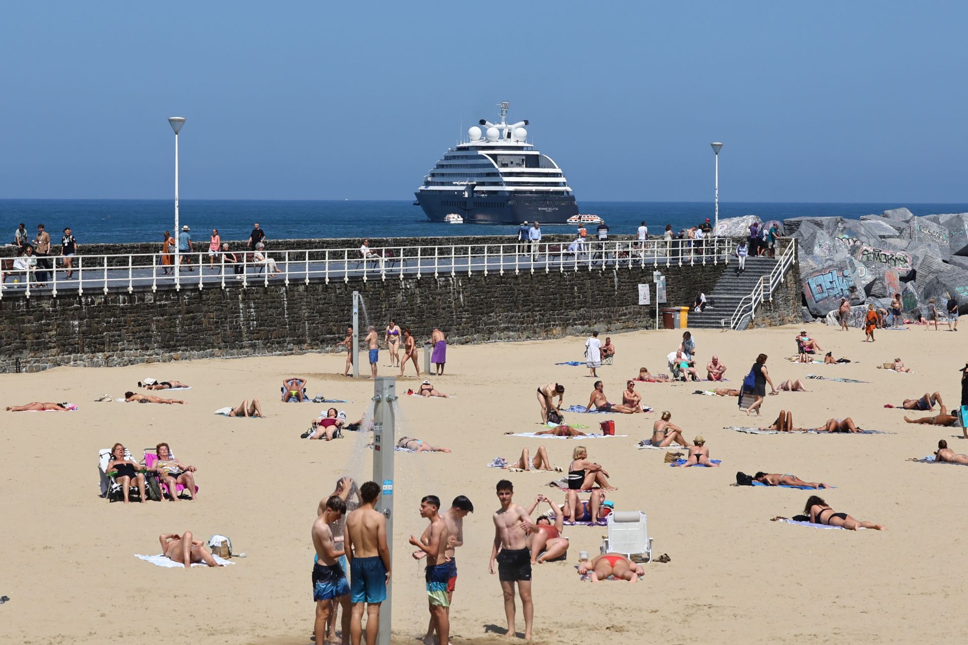 Un crucero de lujo fondeado en Donostia