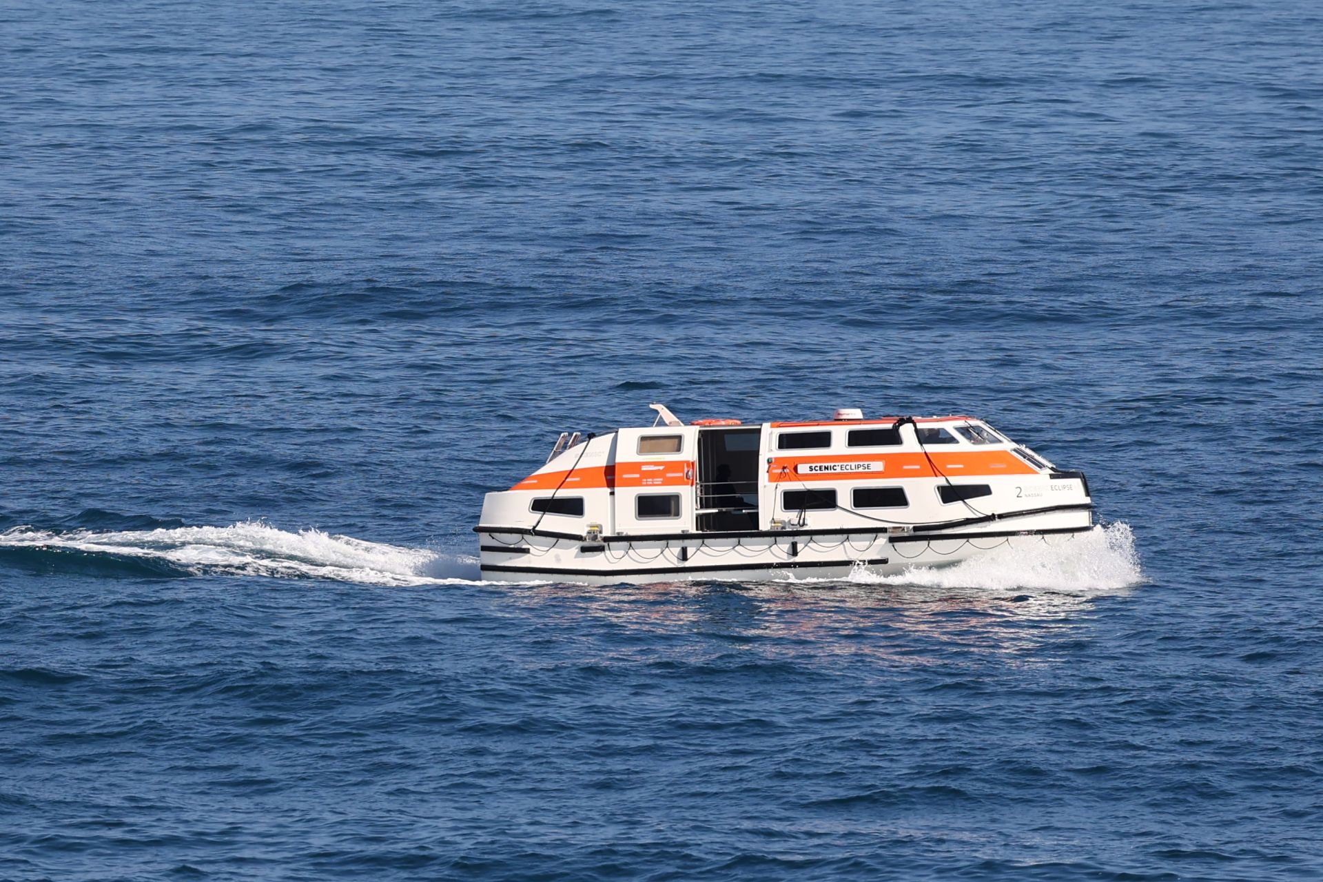 Un crucero de lujo fondeado en Donostia