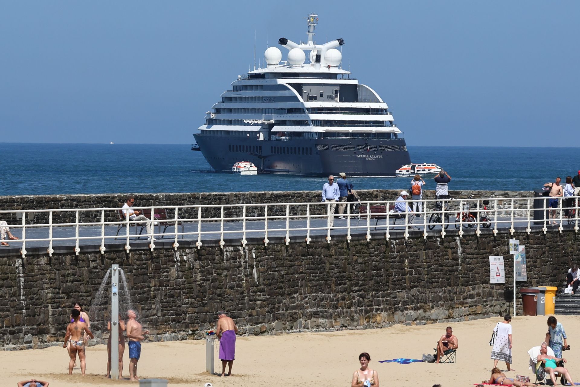 Un crucero de lujo fondeado en Donostia