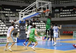 Ngom hace un mate en un partido ante el San Pablo Burgos