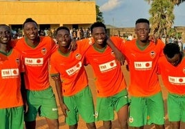 Sadiq Umar, el segundo por la derecha, en el grupo de seis futbolistas avataviados con la camiseta del Valencia en Nigeria