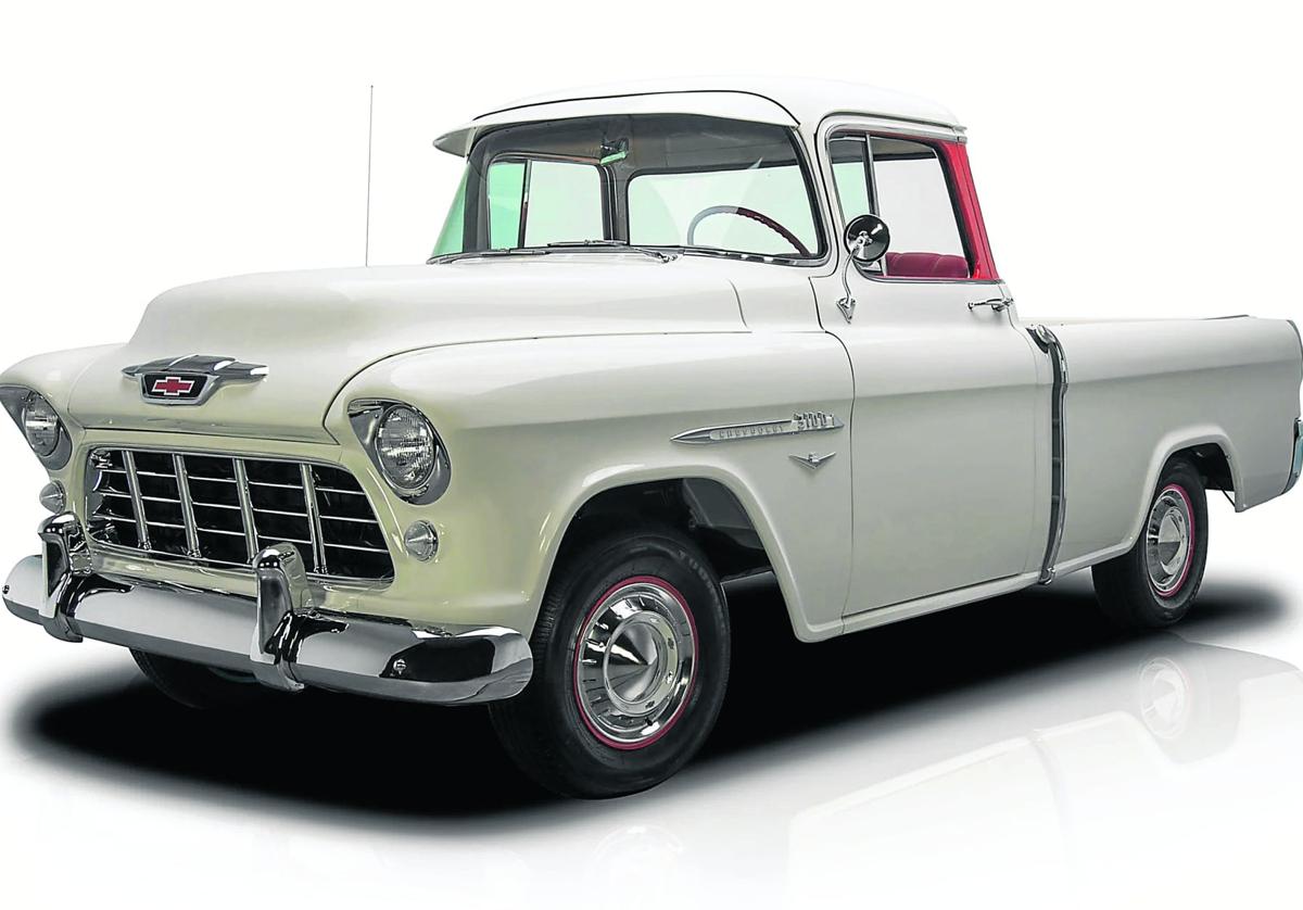 Por fuera de la carrocería. En esta Pick-Up de los años 50, con un parasol lejano al que se inventó.