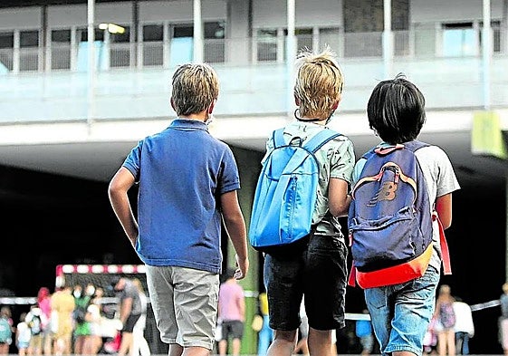 Alumnos en el patio de un colegio de Bilbao.