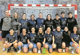 Las quince jugadoras del Antiguoko posan en Pío Baroja junto a los entrenadores Aitor Maté y Myriam Prados.