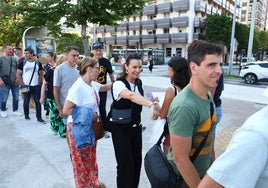 Los fans concentrados ya en Anoeta 'pasan lista' a la espera del concierto del sábado en Anoeta a la espera del concierto del sábado.