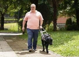 Iñaki Goncalves pasea por Idiazabal agarrado a su perro guía Kuota, que le aporta libertad y seguridad.