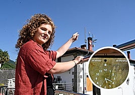 Gurutze Etxezabal, alcaldesa de Orexa, señala la antena que no está operativa desde el apagón del 28 de abril. En detalle, un móvil mostrando que no hay señal.