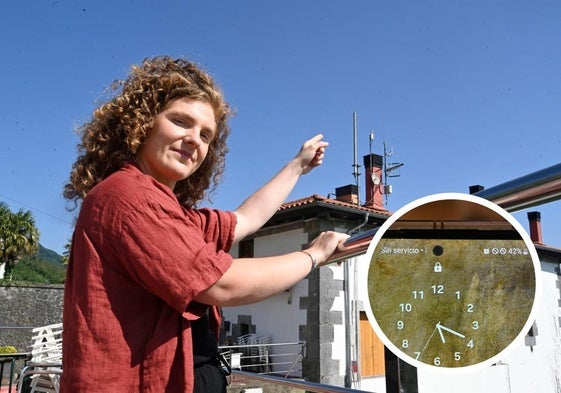 Gurutze Etxezabal, alcaldesa de Orexa, señala la antena que no está operativa desde el apagón del 28 de abril. En detalle, un móvil mostrando que no hay señal.