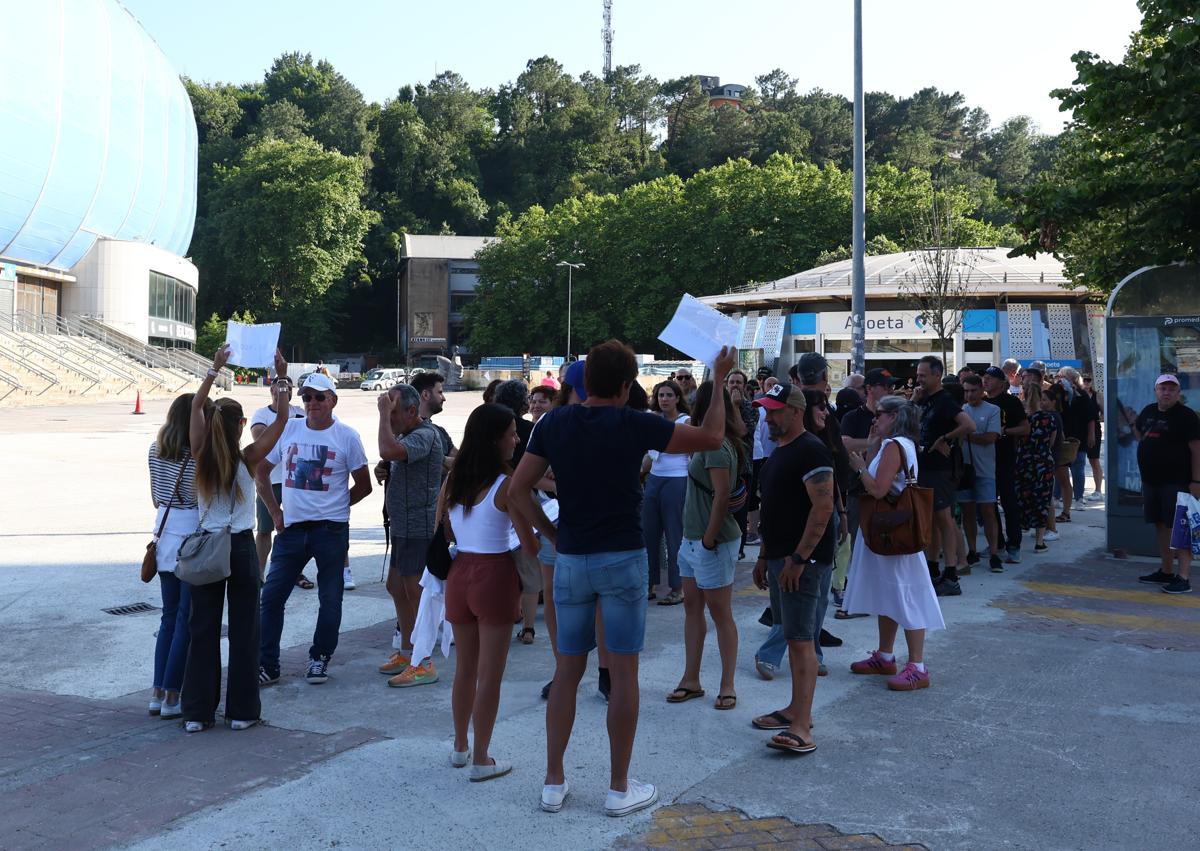 Imagen secundaria 1 - Los fans reunidos en Anoeta pasan lista.