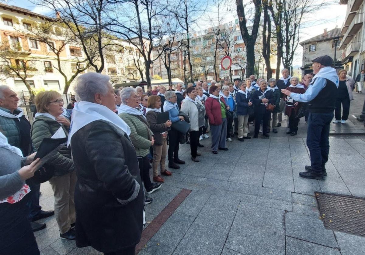 Integrantes del coro Goiz Eguzki, agrupación que actuará el jueves en el parque del Hogar del Jubilado.